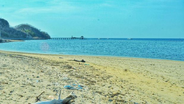 Pesisir Pantai Dusun Pewaringan, Desa Pelangan,  jalur penyeberangan ke Gili Layar, Kecamatan Sekotong, Lombok Barat, NTB, Minggu (25/9/2022).