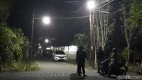 Polisi berjaga di sekitar kompleks markas Brimob Kompi 1 Batalyon C Pelopor, Sukoharjo, usai adanya ledakan, Minggu (25/9/2022). Foto: Bayu Ardi Isnanto/detikjateng