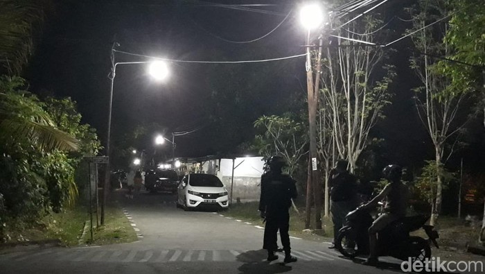 Polisi berjaga di sekitar kompleks markas Brimob Kompi 1 Batalyon C Pelopor, Sukoharjo, usai adanya ledakan, Minggu (25/9/2022). Polisi berjaga di sekitar kompleks markas Brimob Kompi 1 Batalyon C Pelopor, Sukoharjo, usai adanya ledakan, Minggu (25/9/2022).