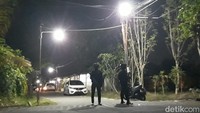 Tim Jibom sedang melakukan olah tempat kejadian perkara di peristiwa ledakan yang terjadi di Asrama Polisi Grogol Indah Sukoharjo, Minggu (25/9/2022). Foto: Bayu Ardi Isnanto/detikjateng