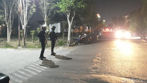 Polisi berjaga di TKP ledakan di Aspol Sukoharjo, Minggu malam (25/9/2022).