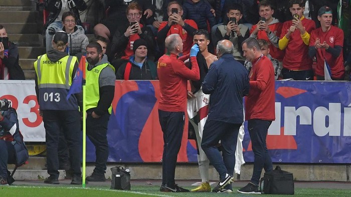 Portugal's forward Cristiano Ronaldo receives medical treatment during the UEFA Nations League, league A group 2 football match between Czech Republic and Portugal at the Fortuna Arena in Prague, Czech Republic, on September 24, 2022. (Photo by Michal Cizek / AFP) (Photo by MICHAL CIZEK/AFP via Getty Images)
