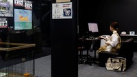 Mayoritas pekerja di Jepang diketahui banyak menghabiskan waktu berjam-jam di kantor. Kondisi tersebut membuat sebuah perusahaan teknologi di gedung Fujitsu mengizinkan pekerjanya membawa hewan peliharaannya ke tempat kerja.