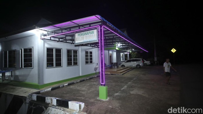 Hanya ada dua penginapan di Jagoi Babang, salah satu wilayah yang berbatasan langsung dengan batas negara antara Indonesia dan Malaysia di pulau Kalimantan. Begini potretnya