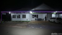 Hanya ada dua penginapan di Jagoi Babang, salah satu wilayah yang berbatasan langsung dengan batas negara antara Indonesia dan Malaysia di pulau Kalimantan. Penginapan ini berada di jalur hutan menuju sekitar 3 km ke kawasan pembangunan PLBN Jagoi Babang dan titik nol Indonesia-Malaysia.