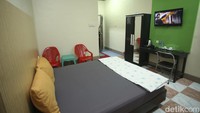 Untuk jenis kamar yang termahal, memang tidak semegah seperti yang ada di hotel berbintang, tapi lebih dari cukup untuk sebagai tempat singgah. Misalnya ada fasilitas air penghangat, televisi, handuk, hingga balkon untuk bersantai.
