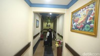 Adapun penginapan yang paling dekat dengan titik nol di Jagoi Babang itu bernama Malim Sungai, tempat menginap tim tapal batas detikcom belum lama ini. Memang aneh ada penginapan yang lumayan jauh dari perkampungan, namun ternyata selalu ada yang menginap di penginapan ini, apalagi sebelum pandemi dan pos lintas batas antar negara belum ditutup.