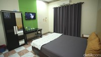 Penginapan ini tidak menyediakan sarapan pagi dan cukup jauh dari minimarket hingga pusat-pusat tempat makanan. Pengunjung juga harus membeli kode voucher WiFi per 10 jam jika ingin mendapatkan internet dari penginapan. Sebab beberapa provider internet telekomunikasi tidak cukup lancar dari penginapan ini.