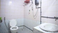 Penampakan kamar mandi di salah satu kamar penginapan Malim Sungai. Ajau mengakui penginapan yang didirikannya sejak tahun 2011 awalnya pernah ditertawakan oleh orang di sekitarnya karena didirikan di tengah hutan. Namun, ternyata penginapan ini selalu memiliki pengunjung karena berada di jalur tempat untuk singgah para pelancong. Menurutnya, ia tidak pernah memperumit soal administrasi pengunjung yang akan menginap di penginapannya, apalagi yang sudah langganan. Selama ini penginapannya selalu aman dan tidak pernah mendapatkan masalah.