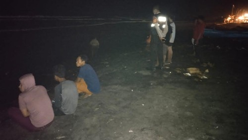 Proses pencarian satu orang korban hanyut saat mandi di Pantai Batu Tampih dari Pantai Yeh Gangga, Desa Sudimara, Kecamatan Tabanan, Minggu (25/9/2022). (Istimewa)