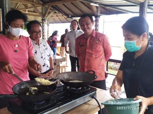 Proses produksi keripik gedebong oleh UP2K Desa Kukuh, Kecamatan Kerambitan, Tabanan. (Istimewa)