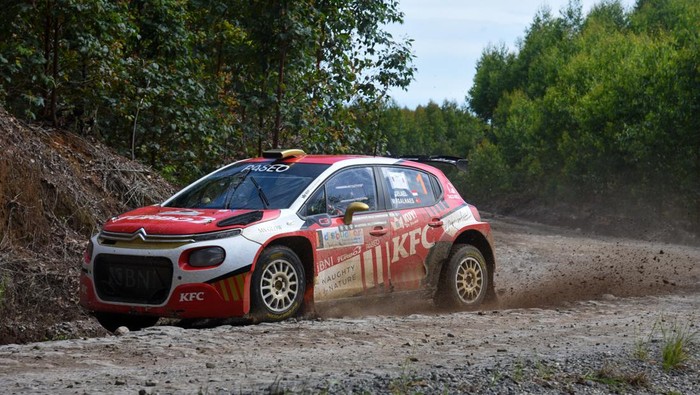 Pereli dari tim LFN Sederhana Racing Team, Franc Bernhard dengan navigator Yudi Herwanto memacu mobilnya saat mengikuti kelas M2, Spesial Stage-3, Asia Pacific Rally Championship (APRC) 2022 di kawasan Hutan Tanaman Industri TPL Sektor Aek Nauli, Simalungun, Sumatera Utara, Sabtu (24/9/2022). Sebanyak 65 pereli dari beberapa negara Asia ikut meramaikan putaran pertama ajang Asia Pacific Rally Championship (APRC) 2022. ANTARA FOTO/Fransisco Carolio/Ief/YU