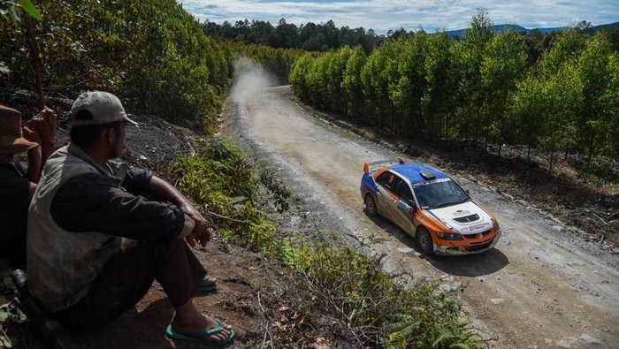 Pereli dari tim LFN Sederhana Racing Team, Franc Bernhard dengan navigator Yudi Herwanto memacu mobilnya saat mengikuti kelas M2, Spesial Stage-3, Asia Pacific Rally Championship (APRC) 2022 di kawasan Hutan Tanaman Industri TPL Sektor Aek Nauli, Simalungun, Sumatera Utara, Sabtu (24/9/2022). Sebanyak 65 pereli dari beberapa negara Asia ikut meramaikan putaran pertama ajang Asia Pacific Rally Championship (APRC) 2022. ANTARA FOTO/Fransisco Carolio/Ief/YU