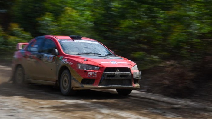 Puluhan Peserta Gaspol APRC 2022 di Simalungun Pereli dari tim LFN Sederhana Racing Team, Franc Bernhard dengan navigator Yudi Herwanto memacu mobilnya saat mengikuti kelas M2, Spesial Stage-3, Asia Pacific Rally Championship (APRC) 2022 di kawasan Hutan Tanaman Industri TPL Sektor Aek Nauli, Simalungun, Sumatera Utara, Sabtu (24/9/2022). Sebanyak 65 pereli dari beberapa negara Asia ikut meramaikan putaran pertama ajang Asia Pacific Rally Championship (APRC) 2022. ANTARA FOTO/Fransisco Carolio/Ief/YU