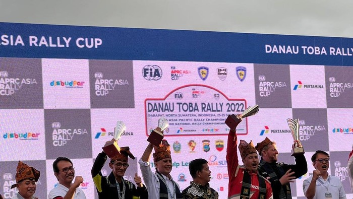 Rifat Sungkar memang turun di Reli Danau Toba 2022 dengan mobil keluarga (MPV). Namun, itu tak menghalangi Rifat jadi pemenang.