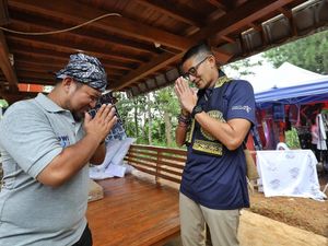 Momen Sandiaga Beri Bantuan ke Homestay Desa Wisata di Sukabumi