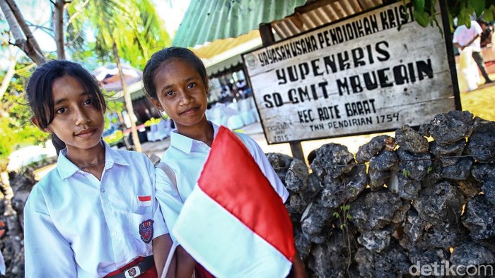 Warga Desa Mbueain, Rote Barat, Nusa Tenggara Timur (NTT) mengaku gembira usai listrik dari PT PLN (Persero) hadir di pulau paling selatan Indonesia tersebut sejak 2020.