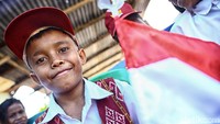 Kepala Desa Mbuaein, Ferdi Otniel Boboy bercerita, masyarakat sudah lama berharap listrik hadir di desa mereka. Setiap ada musyawarah, masyarakat mengusulkan kehadiran jaringan listrik. Ia bersyukur karena harapan itu akhirnya terkabul saat listrik hadir di tahun 2020. 