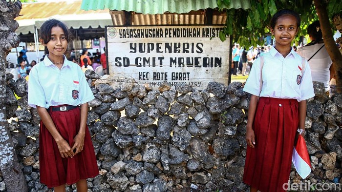 Warga Desa Mbueain, Rote Barat, Nusa Tenggara Timur (NTT) mengaku gembira usai listrik dari PT PLN (Persero) hadir di pulau paling selatan Indonesia tersebut sejak 2020.