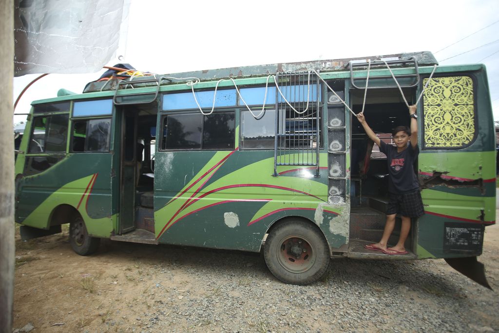 Sensasi Naik 'Bus India' di Perbatasan Indonesia-Malaysia