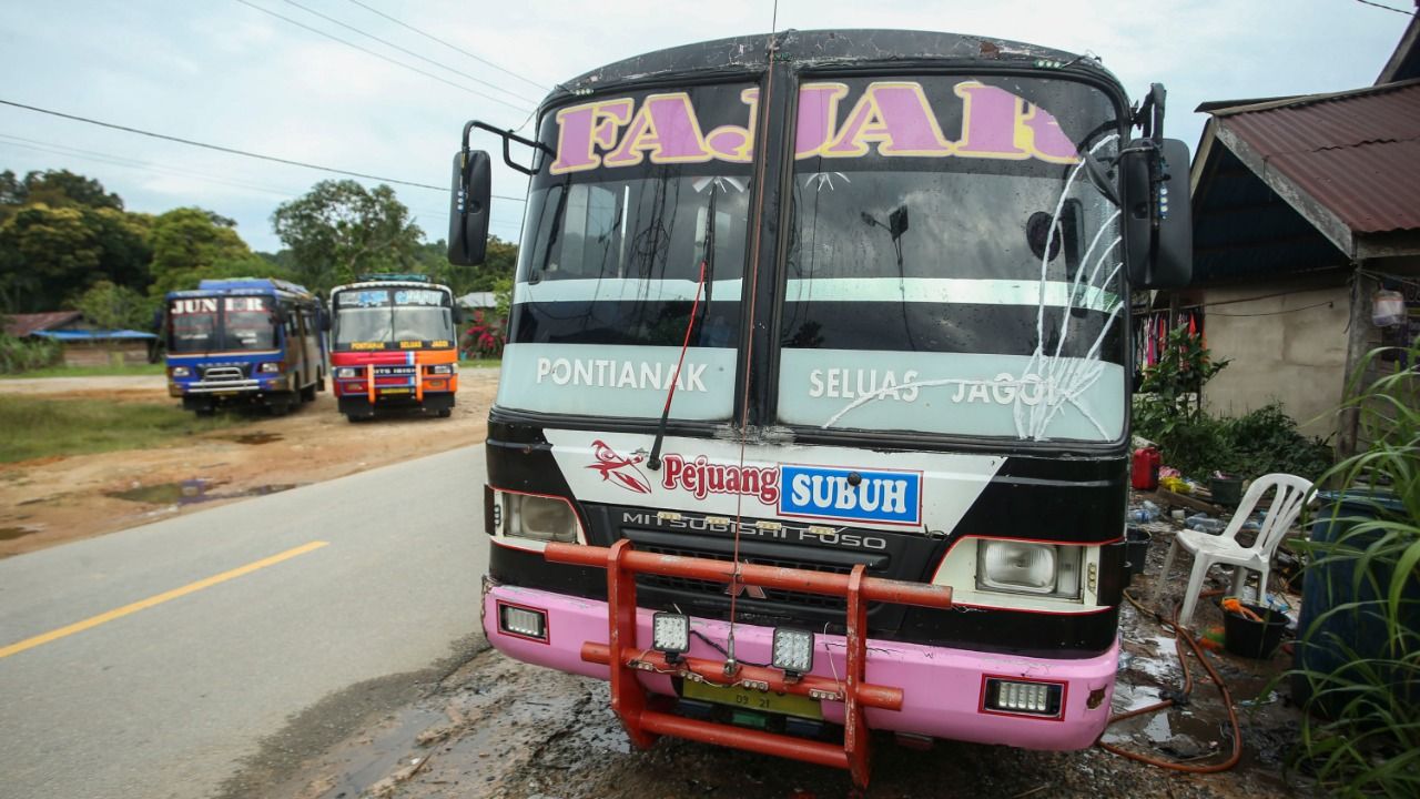 Sensasi Naik 'Bus India' di Perbatasan Indonesia-Malaysia