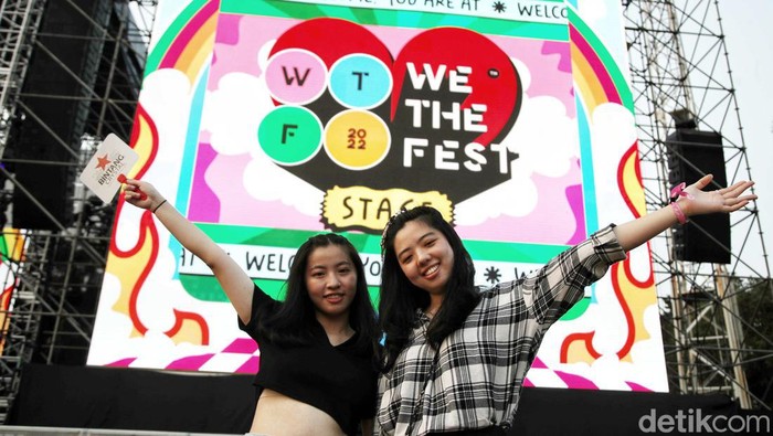 Sejumlah pengunjung beraktivitas dalam acara konser musik We The Fest, Senayan, Jakarta Selatan, Minggu (25/9). We The Fest di hari ke -3 ini menghadirkan band musik seperti Dewa 19, The Adams, Maliq and Essentials dan lainnya.
