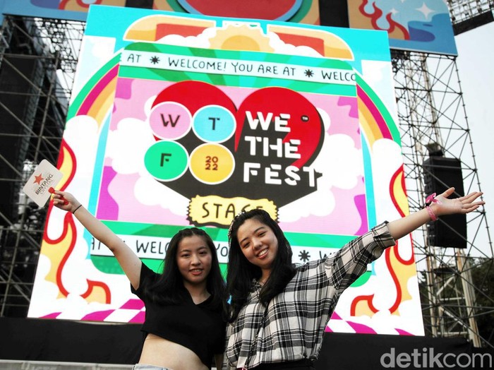 Sejumlah pengunjung beraktivitas dalam acara konser musik We The Fest, Senayan, Jakarta Selatan, Minggu (25/9). We The Fest di hari ke -3 ini menghadirkan band musik seperti Dewa 19, The Adams, Maliq and Essentials dan lainnya.