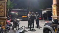 Luthfi mengatakan, ledakan itu terjadi di pekarangan kosong sebelah asrama anggota. Dari hasil olah TKP, ditemukan bubuk hitam yang diduga bahan petasan. Foto: Agil Trisetiawan Putra/detikJateng 
