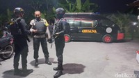 Ledakan terjadi di Asrama Brimob Grogol Indah, Sukoharjo, Minggu (25/9/2022) sekitar pukul 18.20 WIB. Akibatnya, satu polisi terluka dan dibawa ke RS. Foto: Agil Trisetiawan Putra/detikJateng