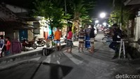 Barang bukti yang diamankan dari TKP ialah 2 kantong plastik (bubuk hitam diduga bahan petasan) ukuran 1 ons 4 bungkus plastik kosong, sisanya residu, dan  ada uceng atau sumbu petasan. Foto: Agil Trisetiawan Putra/detikJateng