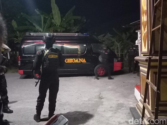 Suasana di sekitar TKP ledakan di dekat Asrama Brimob Grogol Indah Sukoharjo, Minggu (25/9/2022).
