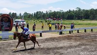 Ia menyebut ada 122 atlet pacuan kuda yang berlaga dalam kegiatan ini. Mereka bertanding dalam 10 race pacuan kuda utama dan 10 pacuan kuda tambahan. Foto: Ria Aldila Putri/detikJateng