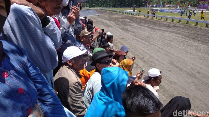 Suasana Kejuaraan Nasional Pacuan Kuda Danjen Kopassus Cup Nusantara Derby 2022 di Tegalwaton, Kabupaten Semarang, Minggu (25/9/2022).