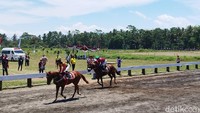 Penyelenggaraan Kejuaraan Nasional Pacuan Kuda ini adalah salah satu bentuk program Pembinaan Teritorial yang dilaksanakan oleh Kopassus. Kegiatan ini juga untuk memupuk tali silaturahmi serta kebersamaan sehingga terwujudnya kemanunggalan TNI dengan rakyat, kata Danjen Kopassus Mayor Jenderal TNI Iwan Setiawan di acara Pacuan Kuda Tegalwaton, Kabupaten Semarang, Minggu (25/9/2022). Foto: Ria Aldila Putri/detikJateng