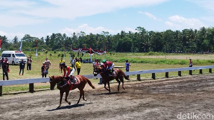Suasana Kejuaraan Nasional Pacuan Kuda Danjen Kopassus Cup Nusantara Derby 2022 di Tegalwaton, Kabupaten Semarang, Minggu (25/9/2022).