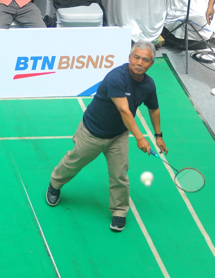 Direktur Distribution & Funding Bank BTN Jasmin bersama  mantan atlet bulutangkis Indonesia Susi Susanti serta Alan Budi Kusuma secara simbolis memberikan hadiah kepada para pemenang Badminton Tournament pada acara Road Show Tabungan BTN Bisnis di Medan, Sumatera Utara, Sabtu (24/9). Road Show Tabungan BTN Bisnis di Medan ini diharapkan dapat mempermudah transaksi pengusaha yang ada di Sumatera Utara dalam menjalankan bisnisnya. BTN sebelumnya sudah melakukan road show yang sama di Kota Singkawang dan Semarang menyusul akan dilakukan berikutnya di Surabaya dan Bandung.