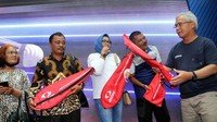 Direktur Distribution & Funding Bank BTN Jasmin bersama  mantan atlet bulutangkis Indonesia Susi Susanti serta Alan Budi Kusuma secara simbolis memberikan hadiah kepada para pemenang Badminton Tournament pada acara Road Show Tabungan BTN Bisnis di Medan, Sumatera Utara.