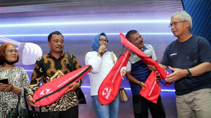 Tabungan BTN Bisnis Bidik Pengusaha Sumatera Utara Direktur Distribution & Funding Bank BTN Jasmin bersama mantan atlet bulutangkis Indonesia Susi Susanti serta Alan Budi Kusuma secara simbolis memberikan hadiah kepada para pemenang Badminton Tournament pada acara Road Show Tabungan BTN Bisnis di Medan, Sumatera Utara, Sabtu (24/9). Road Show Tabungan BTN Bisnis di Medan ini diharapkan dapat mempermudah transaksi pengusaha yang ada di Sumatera Utara dalam menjalankan bisnisnya. BTN sebelumnya sudah melakukan road show yang sama di Kota Singkawang dan Semarang menyusul akan dilakukan berikutnya di Surabaya dan Bandung.