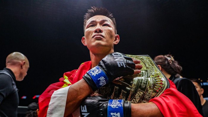 Tang Kai, juara dunia ONE Championship disambut bak pahlawan di kampung halamannya, Shaoyang, Hunan, China, Kamis (22/9)