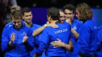 Roger Federer dipeluk oleh rekan mainnya Rafael Nadal setelah pertandingan ganda Piala Laver.