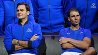 Roger Federer yang emosional (kiri) dari Tim Eropa duduk bersama rekannya Rafael Nadal setelah pertandingan ganda Piala Laver melawan Jack Sock dan Frances Tiafoe dari Tim Dunia di arena O2 di London, Jumat, (23/9/2022). Nadal, si rival sekaligus sahabat Federer, tak kuasa menahan tangis. Selama lebih dari satu dekade Federer dan Nadal bersaing untuk memperebutkan trofi-trofi penting. Keduanya sudah mengumpulkan total 195 gelar, termasuk 42 grand slam digabungkan.