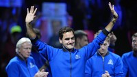 Federer begitu emosional setelah menuntaskan pertandingan terakhir di dalam kariernya. Bersama Nadal, Federer dikalahkan Sock/Tiaofe dalam duel tiga set.