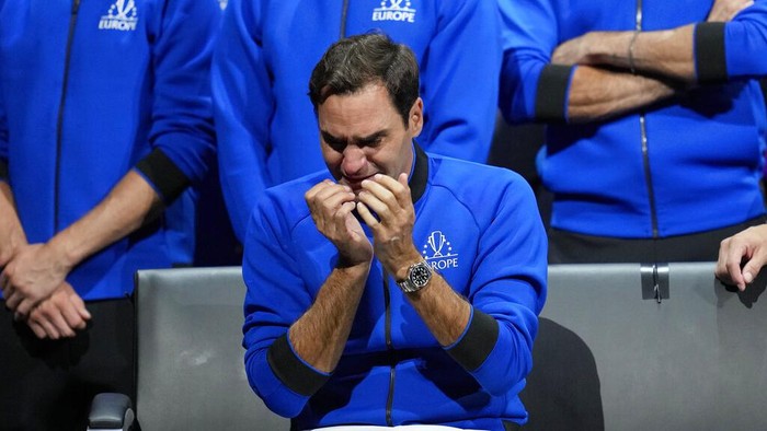 Tangis Roger Federer Saat Pensiun dari Dunia Tenis An emotional Roger Federer of Team Europe acknowledges the crowd after playing with Rafael Nadal in a Laver Cup doubles match against Team World's Jack Sock and Frances Tiafoe at the O2 arena in London, Friday, Sept. 23, 2022. Federer's losing doubles match with Nadal marked the end of an illustrious career that included 20 Grand Slam titles and a role as a statesman for tennis. (AP Photo/Kin Cheung)
