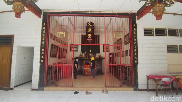 Tempat sembahyang di kawasan pecinan Kota Semarang, tepatnya di gedung Rasa Darma, dihiasi lukisan wajah Presiden ke-4 Abdurrahman Wahid (Gus Dur). Foto diambil Jumat (23/9/2022).