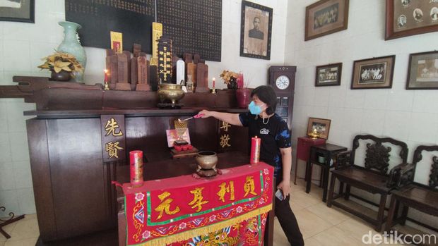 Tempat sembahyang di kawasan pecinan Kota Semarang, tepatnya di gedung Rasa Darma, dihiasi lukisan wajah Presiden ke-4 Abdurrahman Wahid (Gus Dur). Foto diambil Jumat (23/9/2022).