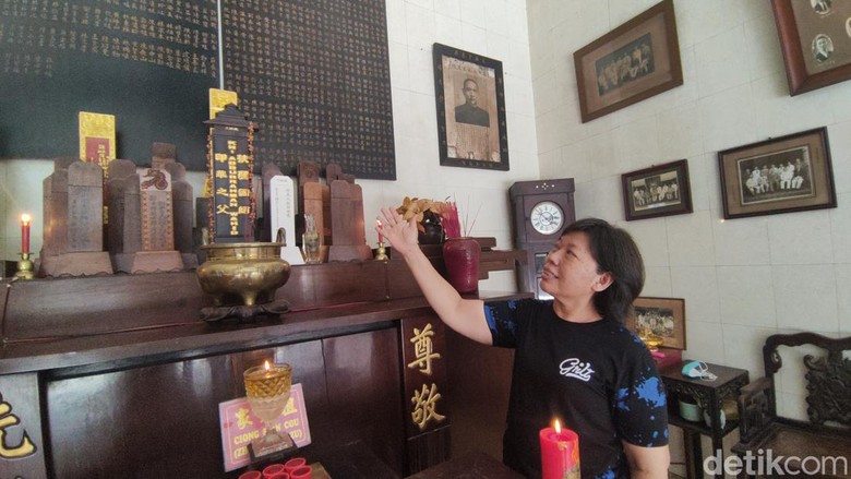 Tempat sembahyang di kawasan pecinan Kota Semarang, tepatnya di gedung Rasa Darma, dihiasi lukisan wajah Presiden ke-4 Abdurrahman Wahid (Gus Dur). Foto diambil Jumat (23/9/2022). Tempat sembahyang di kawasan pecinan Kota Semarang, tepatnya di gedung Rasa Darma, dihiasi lukisan wajah Presiden ke-4 Abdurrahman Wahid (Gus Dur). Foto diambil Jumat (23/9/2022).