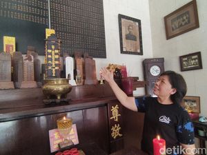 Gus Dur Bak Dewa, di Sini Ia Dipajang di Tempat Sembahyang