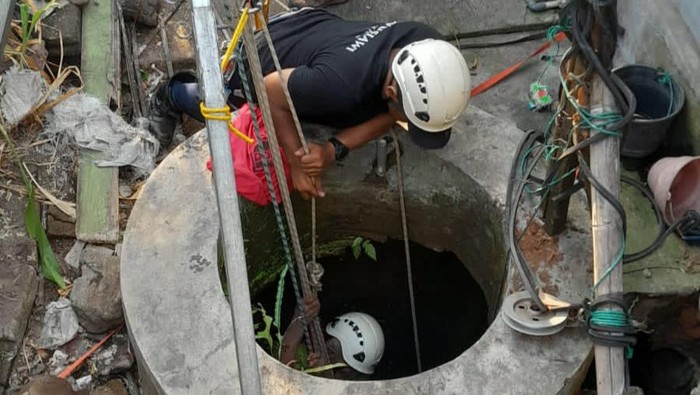 Tim evakuasi gabungan menyelamatkan warga tercebur sumur di Desa Mayungan, Kecamatan Ngawen, Klaten, Minggu (25/9/2022).