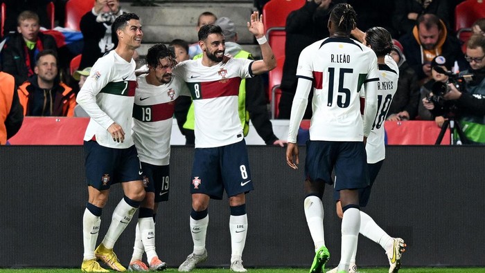 PRAGUE, CZECH REPUBLIC - SEPTEMBER 24: Bruno Fernandes of Portugal celebrates scoring their sides second goal with teammates Cristiano Ronaldo and Mario Rui during the UEFA Nations League League A Group 2 match between Czech Republic and Portugal at Fortuna Arena on September 24, 2022 in Prague, Czech Republic. (Photo by Thomas Eisenhuth/Getty Images)