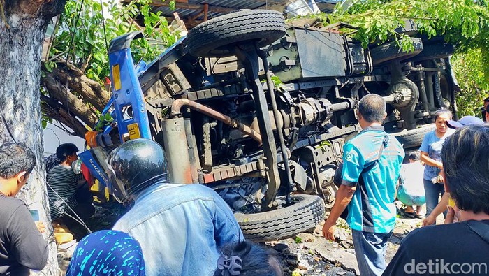 Truk diduga muat tangki di Banyuwangi yang terguling usai menabrak seorang pemotor